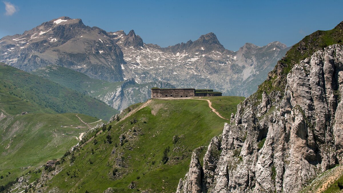 Il Fort Central, con Rocca dell'Abisso e Monte Frisson sullo sfondo