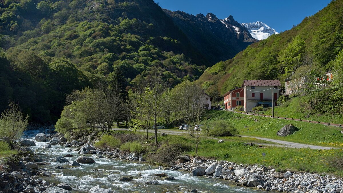 San Giacomo di Entracque con il Monte Gelas sullo sfondo