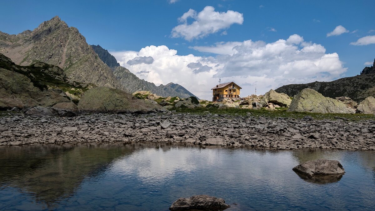 Il Rifugio Genova-Figàri e il Lago Brocan