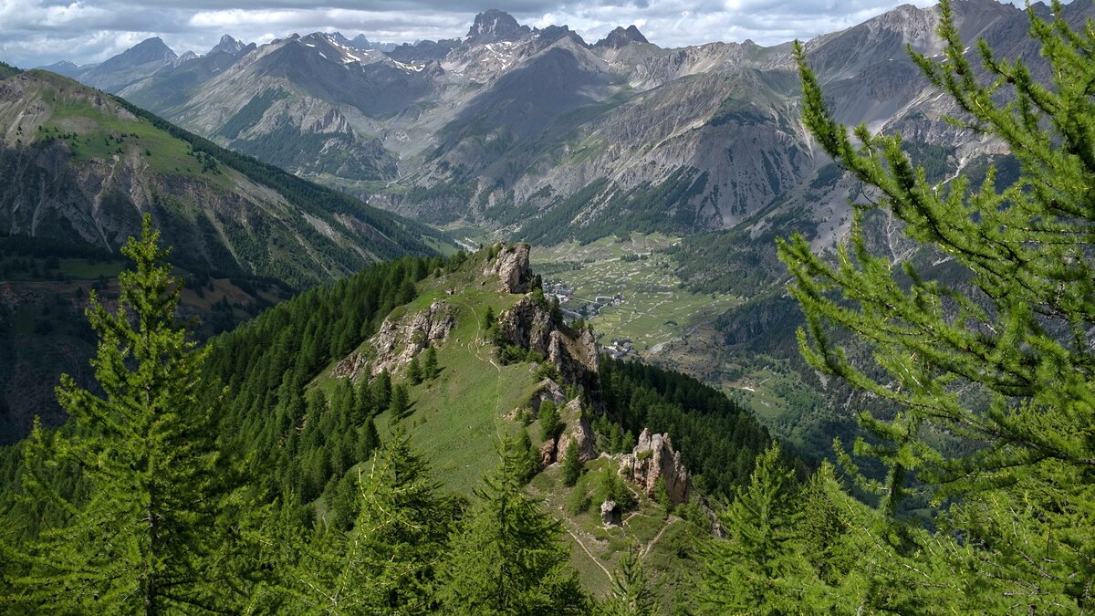 La Selletta del Becco Rosso, in basso nella foto