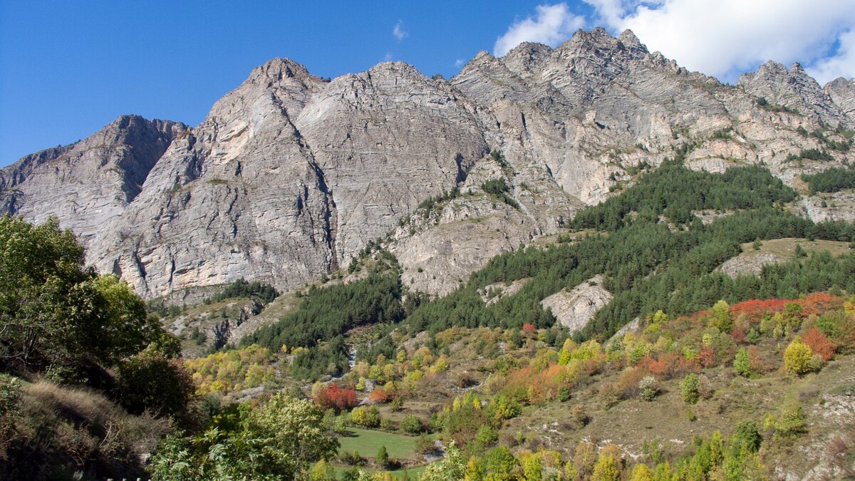 Il tratto iniziale del sentiero alle spalle di Pontebernardo