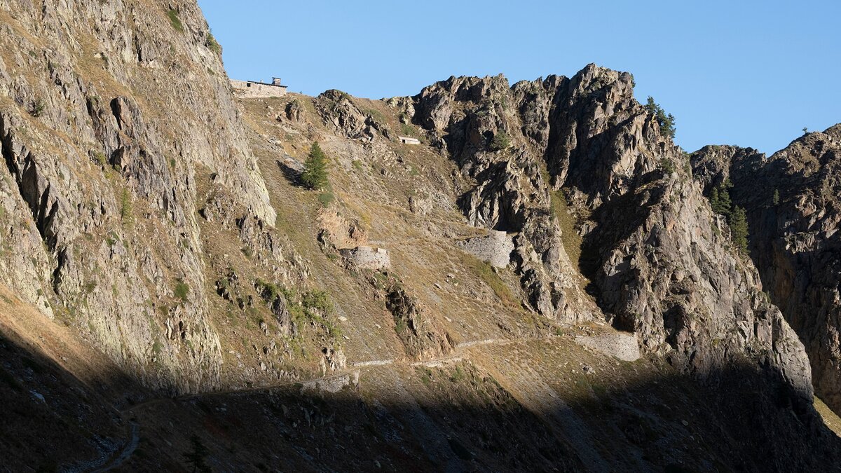 I tornanti della rotabile militare per il Passo delle Scolettas