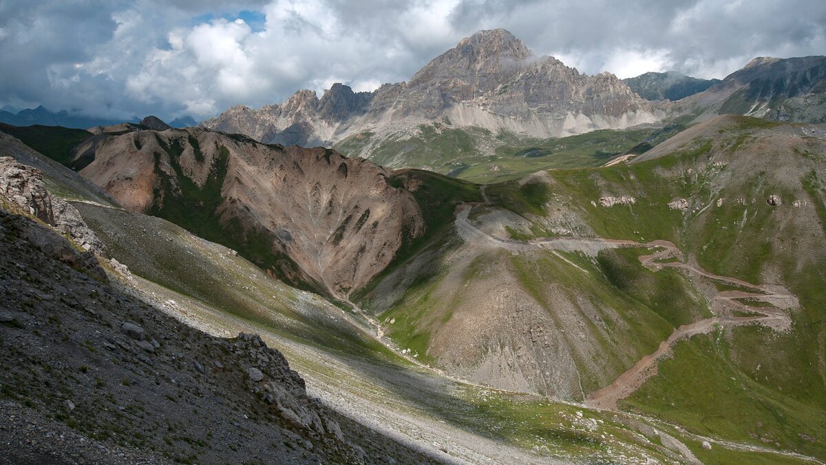 Il Colle di Salsas Blancias al centro della foto e Rocca la Meja sullo sfondo