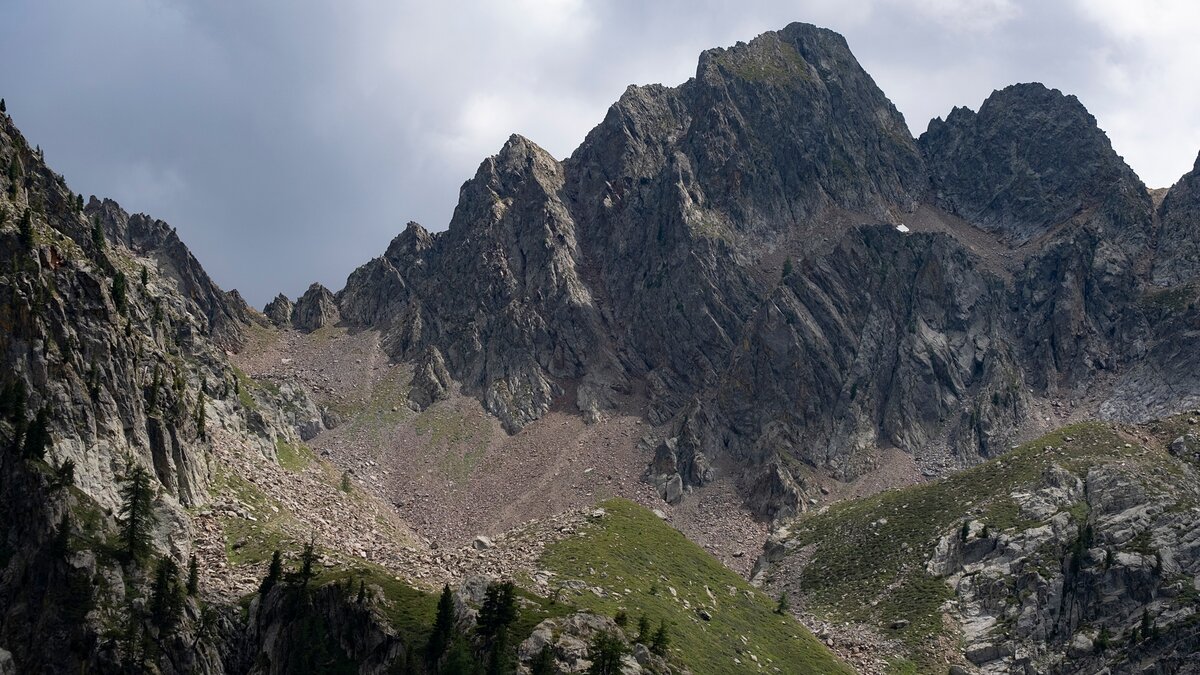 Il Colletto di Valscura a sinistra nella foto
